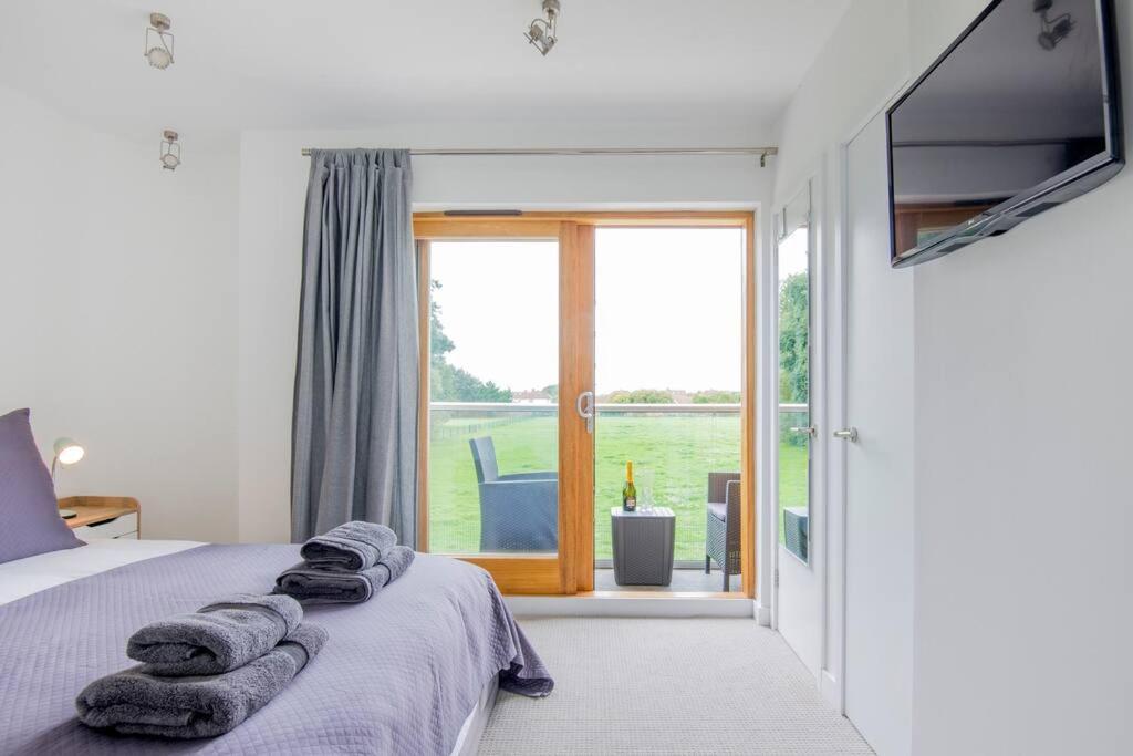 King Bed Joy Lane, Near Goodwood Villa *